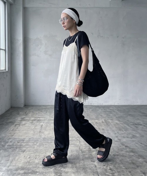 STYLE DELI(スタイルデリ)の「【BLK001】サテンレースアシメキャミソール(キャミソール・レディース・ブラック/アイボリー・FREE)」の11枚目の写真