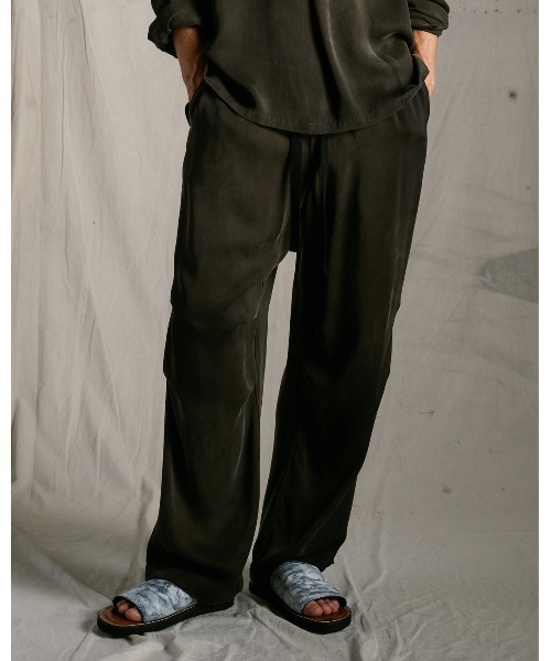 wjk（ダヴルジェイケイ）の「cupro vintage knee tuck easy pants（その他パンツ・メンズ・ブラック/ダークカーキ・X-LARGE/LARGE/MEDIUM/SMALL）」の2枚目の写真
