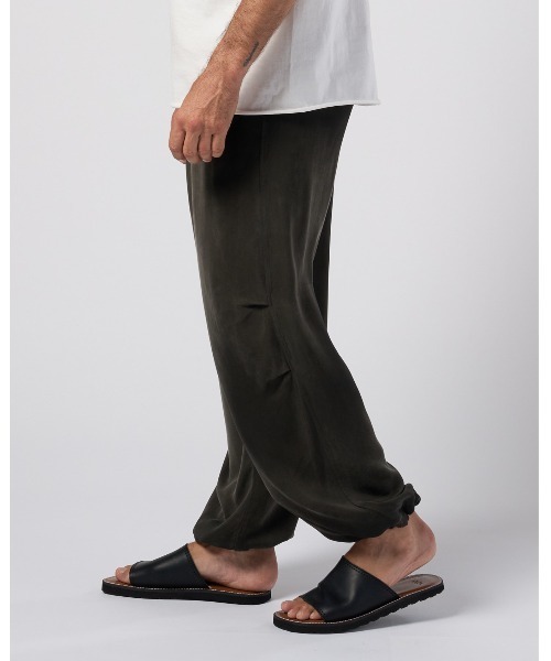 wjk（ダヴルジェイケイ）の「cupro vintage knee tuck easy pants（その他パンツ・メンズ・ブラック/ダークカーキ・X-LARGE/LARGE/MEDIUM/SMALL）」の16枚目の写真
