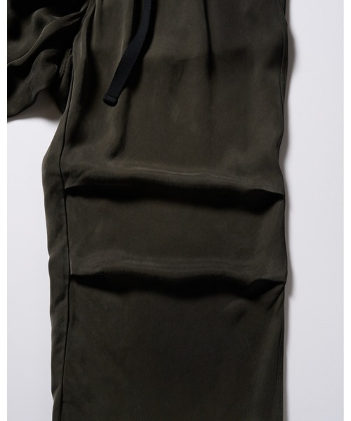 wjk（ダヴルジェイケイ）の「cupro vintage knee tuck easy pants（その他パンツ・メンズ・ブラック/ダークカーキ・X-LARGE/LARGE/MEDIUM/SMALL）」の3枚目の写真