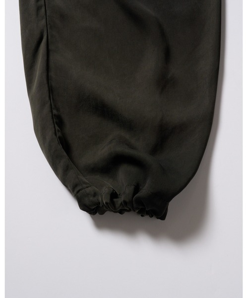 wjk（ダヴルジェイケイ）の「cupro vintage knee tuck easy pants（その他パンツ・メンズ・ブラック/ダークカーキ・X-LARGE/LARGE/MEDIUM/SMALL）」の5枚目の写真