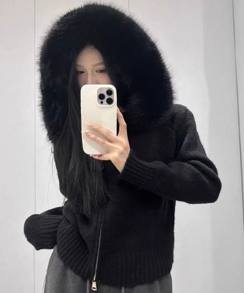 SHERU（シェル）の「ボリュームファーフードジップニットブルゾン（ニット/セーター・レディース・ブラック/ホワイト/グレー・M）」の2枚目の写真