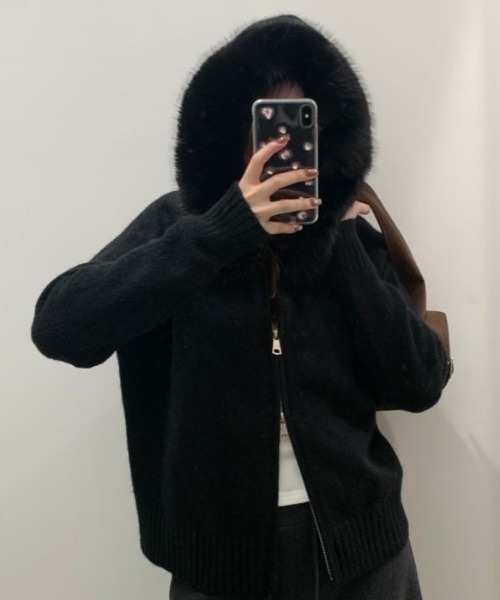 SHERU（シェル）の「ボリュームファーフードジップニットブルゾン（ニット/セーター・レディース・ブラック/ホワイト/グレー・M）」の4枚目の写真