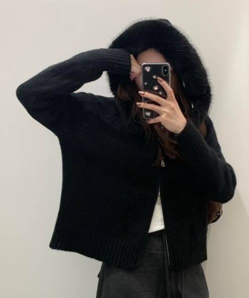 SHERU（シェル）の「ボリュームファーフードジップニットブルゾン（ニット/セーター・レディース・ブラック/ホワイト/グレー・M）」の5枚目の写真