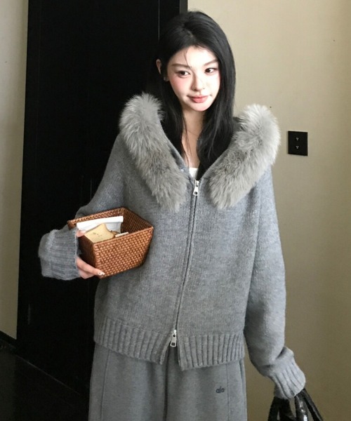 SHERU（シェル）の「ボリュームファーフードジップニットブルゾン（ニット/セーター・レディース・ブラック/ホワイト/グレー・M）」の9枚目の写真
