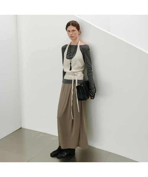 URAGO(ユラーゴ)の「Silk back slit long skirt(スカート・レディース・ダークブラウン/ブラック・FREE)」の2枚目の写真