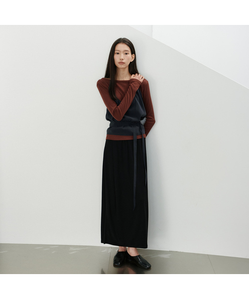 URAGO(ユラーゴ)の「Silk back slit long skirt(スカート・レディース・ダークブラウン/ブラック・FREE)」の1枚目の写真