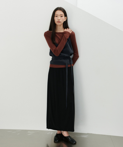 URAGO(ユラーゴ)の「Silk back slit long skirt(スカート・レディース・ダークブラウン/ブラック・FREE)」の3枚目の写真