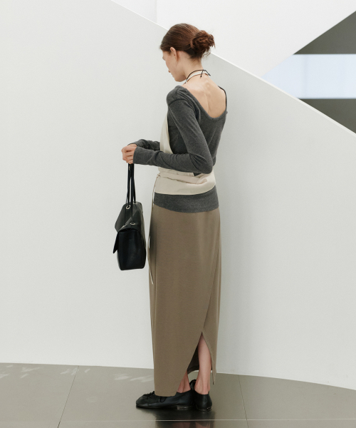 URAGO(ユラーゴ)の「Silk back slit long skirt(スカート・レディース・ダークブラウン/ブラック・FREE)」の5枚目の写真