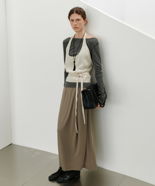 URAGO(ユラーゴ)の「Silk back slit long skirt(スカート・レディース・ダークブラウン/ブラック・FREE)」の6枚目の写真