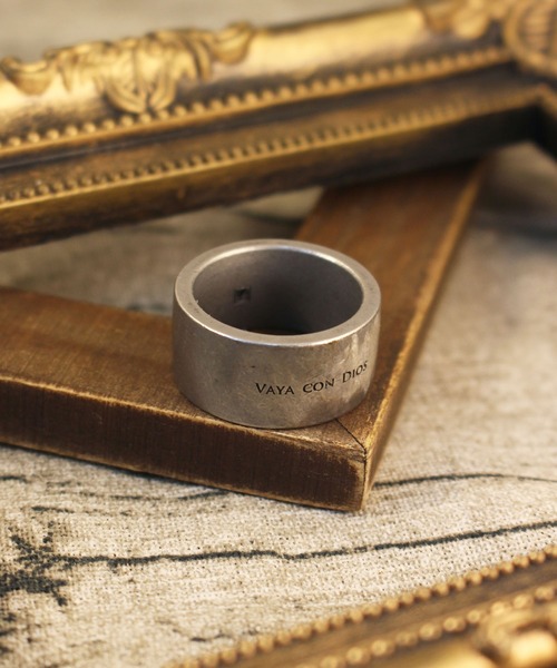 Vaya Con Dios(ヴァヤコンディオス)の「【VayaConDios/ヴァヤコンディオス】ステンレス製VDリング(リング・メンズ・アンティークシルバー/ブラック/シルバー・#21/#19/#17/#13/#11)」の3枚目の写真