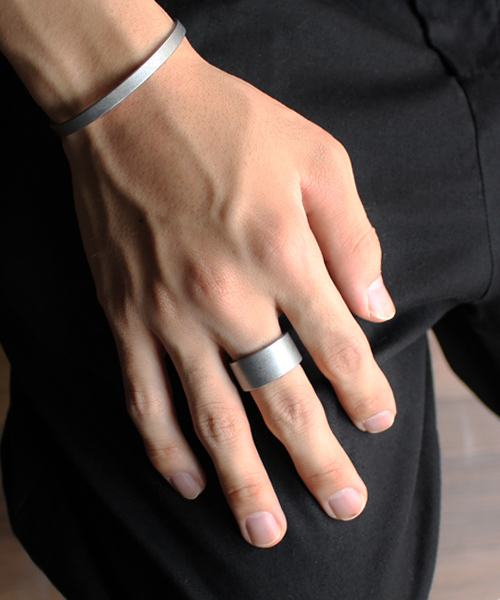 Vaya Con Dios(ヴァヤコンディオス)の「【VayaConDios/ヴァヤコンディオス】ステンレス製VDリング(リング・メンズ・アンティークシルバー/ブラック/シルバー・#21/#19/#17/#13/#11)」の9枚目の写真