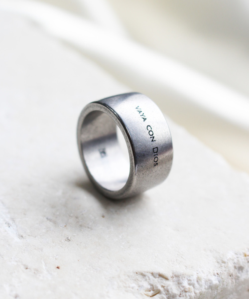 Vaya Con Dios(ヴァヤコンディオス)の「【VayaConDios/ヴァヤコンディオス】ステンレス製VDリング(リング・メンズ・アンティークシルバー/ブラック/シルバー・#21/#19/#17/#13/#11)」の5枚目の写真