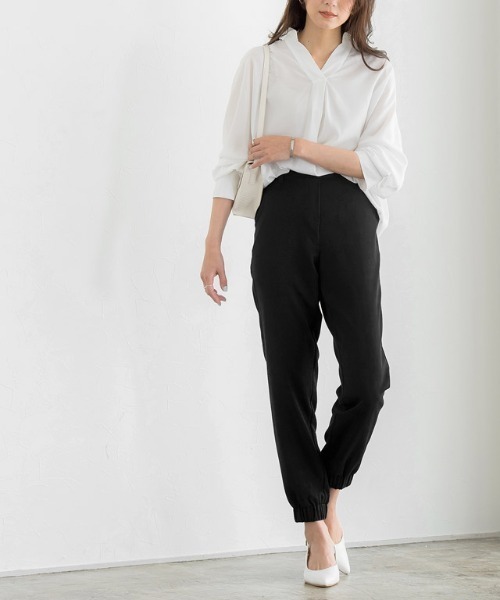 Pierrot（ピエロ）の「選べるS-Lサイズ展開◎高見え素材ジョガーパンツ（その他パンツ・レディース・ブラック/グレイッシュベージュ/ピンクベージュ/チャコール/ベージュ/ネイビー/ストライプ/グレー/ライトカーキ/スモークピンク・S/M/L）」の2枚目の写真