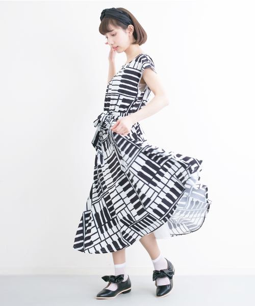 MERLOT（メルロー）の「ピアノストライプ柄ウエストリボンワンピース5779（ワンピース・レディース・レッド/ブルー/ブラック・FREE）」の2枚目の写真