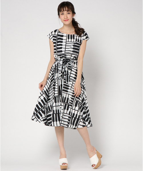 MERLOT（メルロー）の「ピアノストライプ柄ウエストリボンワンピース5779（ワンピース・レディース・レッド/ブルー/ブラック・FREE）」の4枚目の写真