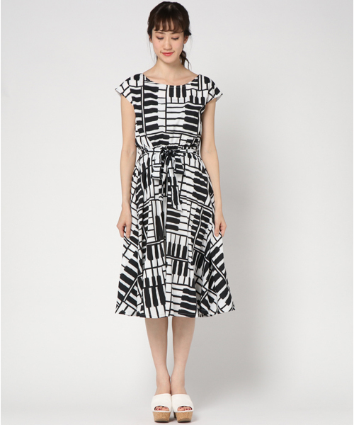 MERLOT（メルロー）の「ピアノストライプ柄ウエストリボンワンピース5779（ワンピース・レディース・レッド/ブルー/ブラック・FREE）」の10枚目の写真