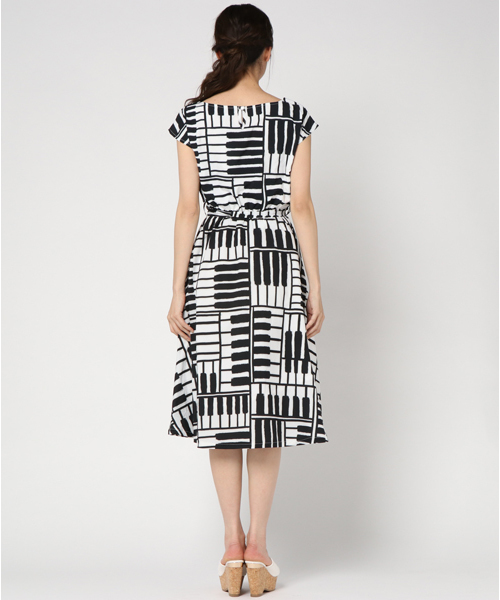 MERLOT（メルロー）の「ピアノストライプ柄ウエストリボンワンピース5779（ワンピース・レディース・レッド/ブルー/ブラック・FREE）」の12枚目の写真