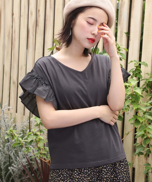 one after another NICE CLAUP(ワンアフターアナザーナイスクラップ)の「袖フリル切替えTシャツ(Tシャツ/カットソー・レディース・ベージュ/オフホワイト/サックスブルー/ラベンダー/スミクロ・FREE)」の4枚目の写真