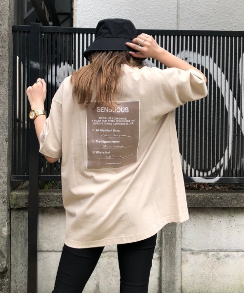 ENVYM（アンビー）の「バックラベルビッグＴｅｅ（Tシャツ/カットソー・レディース・ホワイト/ブラック/ベージュ/ピンク・FREE）」の3枚目の写真