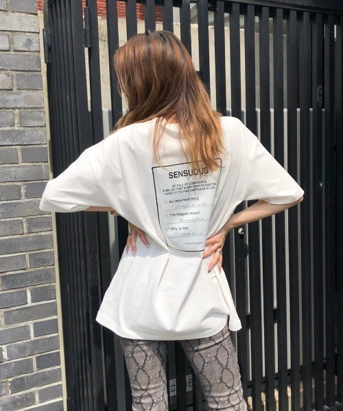 ENVYM（アンビー）の「バックラベルビッグＴｅｅ（Tシャツ/カットソー・レディース・ホワイト/ブラック/ベージュ/ピンク・FREE）」の2枚目の写真