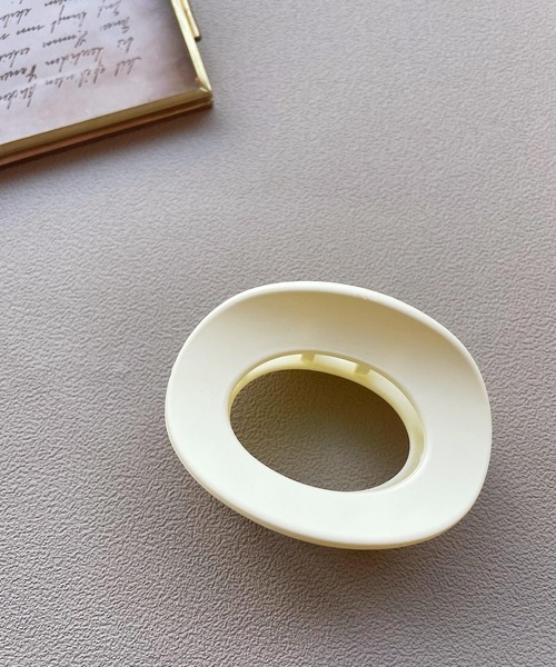 tone（トーン）の「【urbanfemine】マットカラーヘアクリップ（バレッタ/ヘアクリップ・レディース・ブラック/ダークブラウン/グレー/レッド/グリーン/ブルー/ピンク/ホワイト系その他2/ブラック系その他2/ブラウン系その他2/ホワイト系その他/ベージュ系その他/ブラック系その他/ブラウン系その他/アイボリー/ブラウン系その他3/ブラック系その他3/ホワイト系その他3/ライトブルー・FREE）」の4枚目の写真