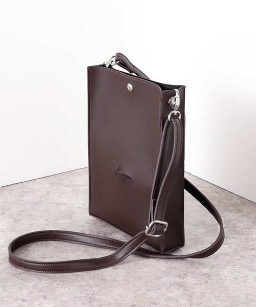 Kappa(カッパ)の「Kappa / カッパ 別注 ロゴ シンセティックレザー スクエア ミニ ショルダーバッグ(ショルダーバッグ・メンズ・グレイッシュベージュ/ダークブラウン/ブラック・FREE)」の2枚目の写真