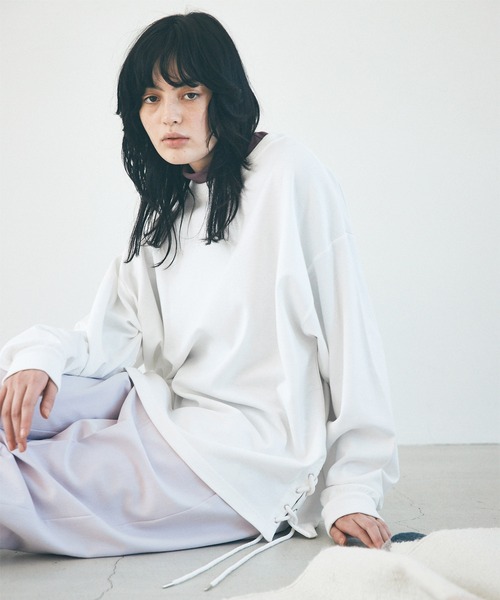 EMMA CLOTHES（エマクローズ）の「ビッグシルエット サイドレース ルーズスリーブ ポンチライトスウェットEMMA CLOTHES（スウェット・メンズ・チャコール/グレイッシュベージュ/ホワイト・FREE）」の2枚目の写真