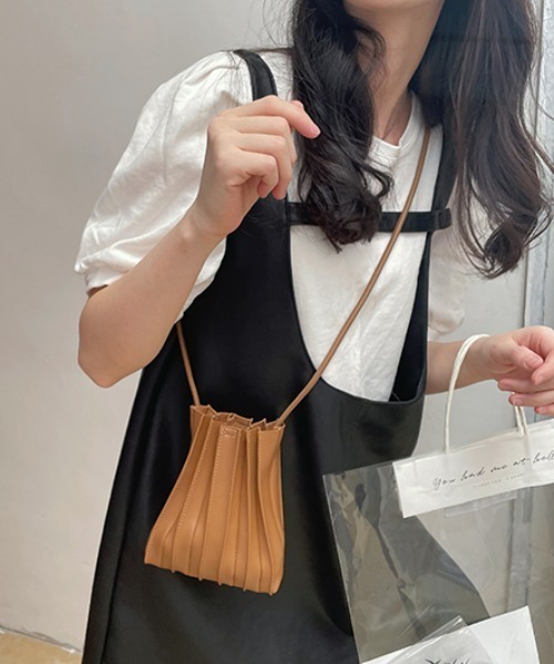 ACT（アクト）の「【ACT -fascination design-】プリーツ巾着バッグ  プリーツミニショルダーバッグ（ショルダーバッグ・レディース・ホワイト/ブラック/ブラウン/ベージュ/ブルー/イエロー・FREE）」の4枚目の写真