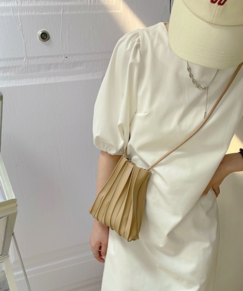 ACT（アクト）の「【ACT -fascination design-】プリーツ巾着バッグ  プリーツミニショルダーバッグ（ショルダーバッグ・レディース・ホワイト/ブラック/ブラウン/ベージュ/ブルー/イエロー・FREE）」の6枚目の写真