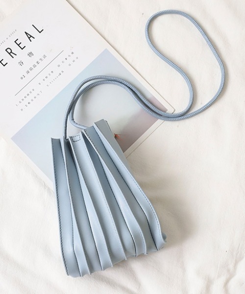 ACT（アクト）の「【ACT -fascination design-】プリーツ巾着バッグ  プリーツミニショルダーバッグ（ショルダーバッグ・レディース・ホワイト/ブラック/ブラウン/ベージュ/ブルー/イエロー・FREE）」の5枚目の写真