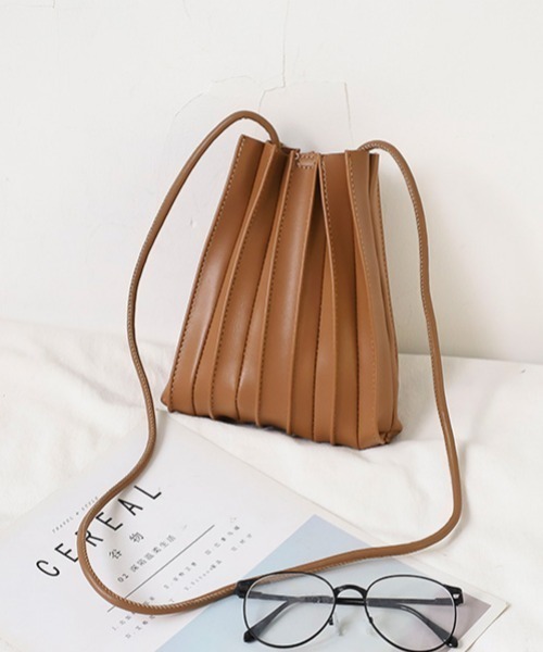 ACT（アクト）の「【ACT -fascination design-】プリーツ巾着バッグ  プリーツミニショルダーバッグ（ショルダーバッグ・レディース・ホワイト/ブラック/ブラウン/ベージュ/ブルー/イエロー・FREE）」の22枚目の写真