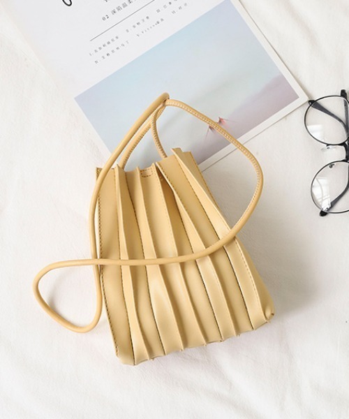 ACT（アクト）の「【ACT -fascination design-】プリーツ巾着バッグ  プリーツミニショルダーバッグ（ショルダーバッグ・レディース・ホワイト/ブラック/ブラウン/ベージュ/ブルー/イエロー・FREE）」の10枚目の写真