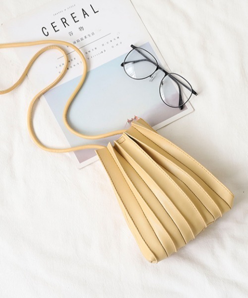 ACT（アクト）の「【ACT -fascination design-】プリーツ巾着バッグ  プリーツミニショルダーバッグ（ショルダーバッグ・レディース・ホワイト/ブラック/ブラウン/ベージュ/ブルー/イエロー・FREE）」の11枚目の写真