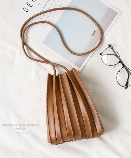 ACT（アクト）の「【ACT -fascination design-】プリーツ巾着バッグ  プリーツミニショルダーバッグ（ショルダーバッグ・レディース・ホワイト/ブラック/ブラウン/ベージュ/ブルー/イエロー・FREE）」の9枚目の写真