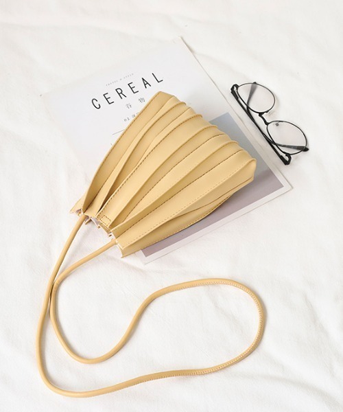 ACT（アクト）の「【ACT -fascination design-】プリーツ巾着バッグ  プリーツミニショルダーバッグ（ショルダーバッグ・レディース・ホワイト/ブラック/ブラウン/ベージュ/ブルー/イエロー・FREE）」の12枚目の写真