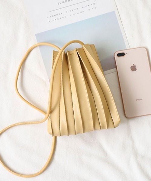 ACT（アクト）の「【ACT -fascination design-】プリーツ巾着バッグ  プリーツミニショルダーバッグ（ショルダーバッグ・レディース・ホワイト/ブラック/ブラウン/ベージュ/ブルー/イエロー・FREE）」の7枚目の写真