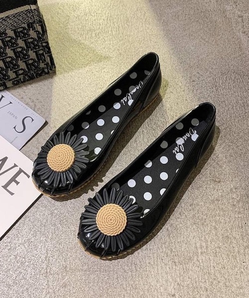 Anuenue（アヌエヌエ）の「レインシューズ お花モチーフパンプス（パンプス・レディース・ブラック/ピンク/イエロー/グリーン・23.5cm/24.5cm/23.0cm/24.0cm/25.0cm）」の2枚目の写真