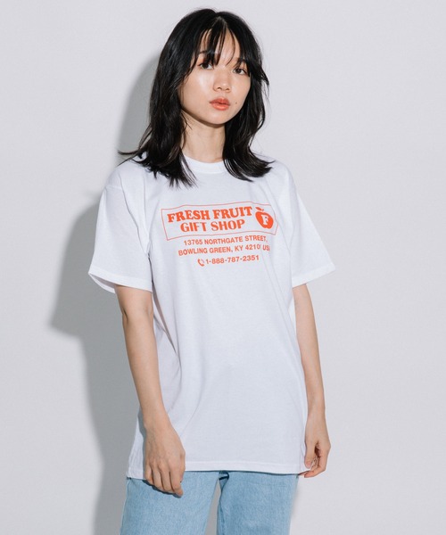 FRUIT OF THE LOOM(フルーツオブザルーム)の「SOUVENIR Tシャツ / 半袖 / バック / プリント / ロゴ / ワンポイント / カジュアル / ユニセックス(Tシャツ/カットソー・メンズ・C/F/D/I/G/H/A/B/J/E・M/L/XL)」の2枚目の写真