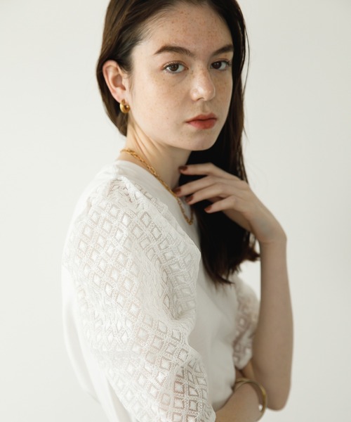 koe（コエ）の「袖ボリュームレース切替プルオーバー*（Tシャツ/カットソー・レディース・レッド/ホワイト/グリーン/ブラック・FREE）」の2枚目の写真