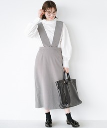 シンプルトップスもこれさえあれば蘇る！取り外せるショルダーストラップ付きチェックスカート