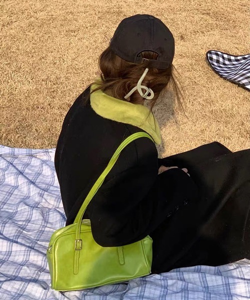 HALEY PESCA（ヘーリーペスカ）の「HALEY PESCA/ヴィンテージ風 スクエア ショルダーバッグ（ショルダーバッグ・レディース・ブラック/グリーン・FREE）」の2枚目の写真