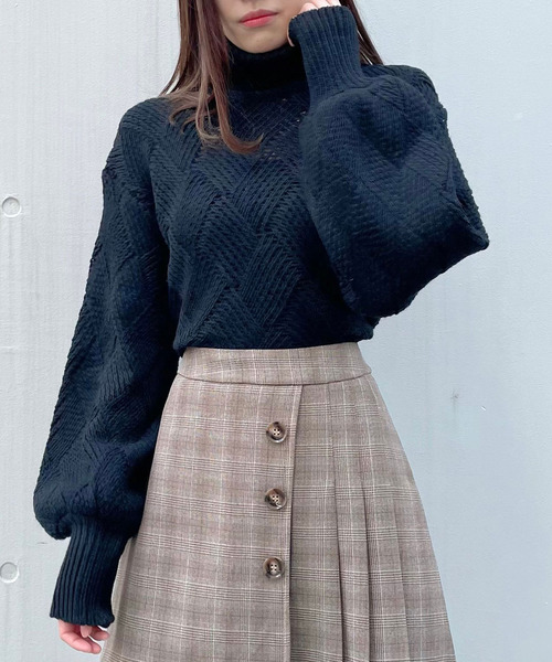 Crea titty&Co. PETIT（クレアティティーアンドコープチ）の「【Crea titty&Co.PETIT】クロス編込みタートルニット（ニット/セーター・レディース・ホワイト/ブラック・FREE）」の2枚目の写真