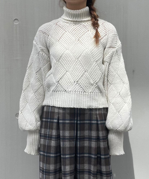 Crea titty&Co. PETIT（クレアティティーアンドコープチ）の「【Crea titty&Co.PETIT】クロス編込みタートルニット（ニット/セーター・レディース・ホワイト/ブラック・FREE）」の6枚目の写真