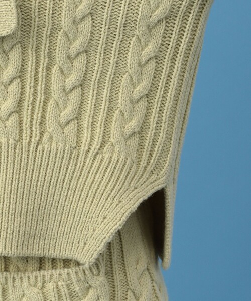 DEICY（デイシー）の「ケーブルニットセットアップ（ワンピース・レディース・オフホワイト/グリーン/ピンクベージュ・FREE）」の6枚目の写真