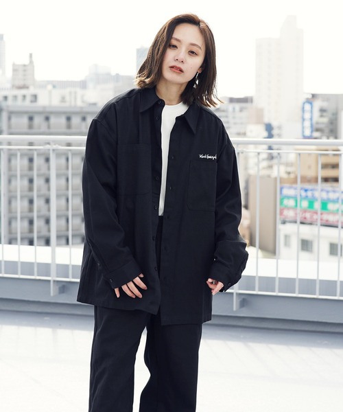 Mark Gonzales（マーク・ゴンザレス）の「【セットアップ】Mark Gonzales / マークゴンザレス 別注 コラボ オーバーサイズ シャツ ジャケット ＆ ワイド ルーズ シェフパンツ セットアップ ワンマイルウェア ユニセックス（セットアップ・メンズ・ブラウン/インディゴブルー/ブラック系その他/グレイッシュベージュ/ブラック系その他2/ブラック系その他3・MEDIUM/LARGE）」の2枚目の写真