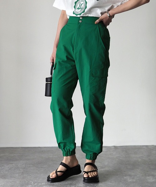 Riberry（リベリー）の「裾絞りナイロンカーゴパンツ（カーゴパンツ・レディース・ブラック/モカ/グリーン/アイボリー・MEDIUM）」の4枚目の写真