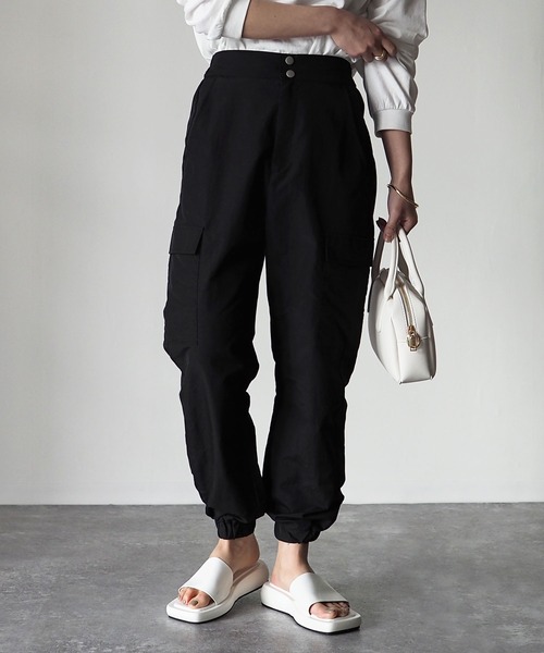 Riberry（リベリー）の「裾絞りナイロンカーゴパンツ（カーゴパンツ・レディース・ブラック/モカ/グリーン/アイボリー・MEDIUM）」の2枚目の写真