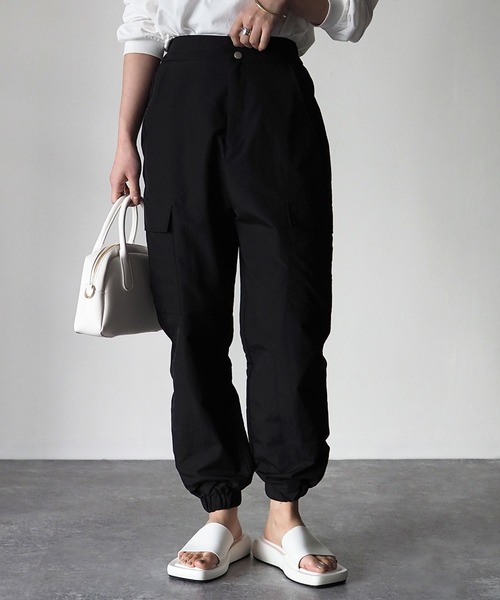 Riberry（リベリー）の「裾絞りナイロンカーゴパンツ（カーゴパンツ・レディース・ブラック/モカ/グリーン/アイボリー・MEDIUM）」の5枚目の写真