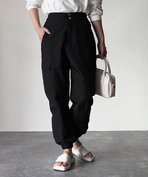 Riberry（リベリー）の「裾絞りナイロンカーゴパンツ（カーゴパンツ・レディース・ブラック/モカ/グリーン/アイボリー・MEDIUM）」の6枚目の写真